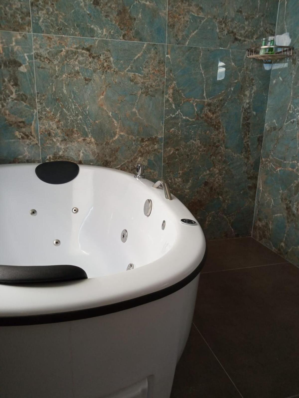 Deluxe Suite Spa Bath,1543991503:JPEG